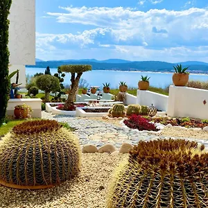 casa-de-oro-aparthotel.sozopol-hotels.com/